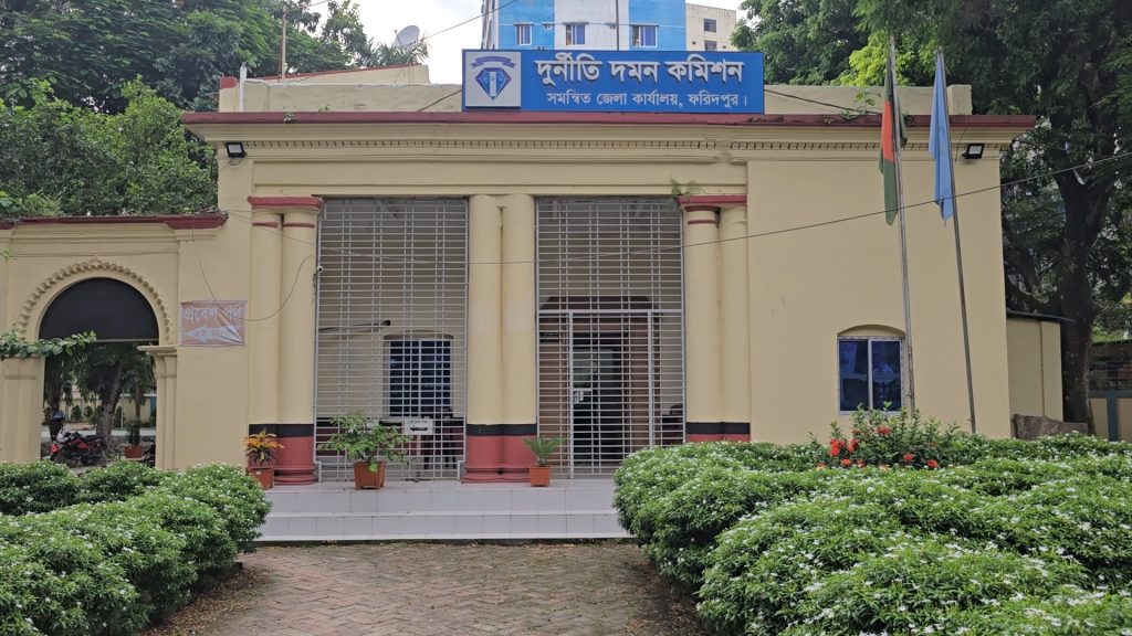 ধান,চাল ও গম আত্মসাতেদুদকের মামলায় খাদ্য কর্মকর্তা জেলে
