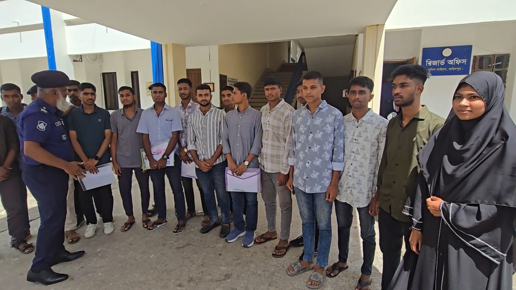 পুলিশ কনস্টেবলে চাকরি: দরিদ্র পরিবারের স্বপ্ন পূরণের সারথী ওরা