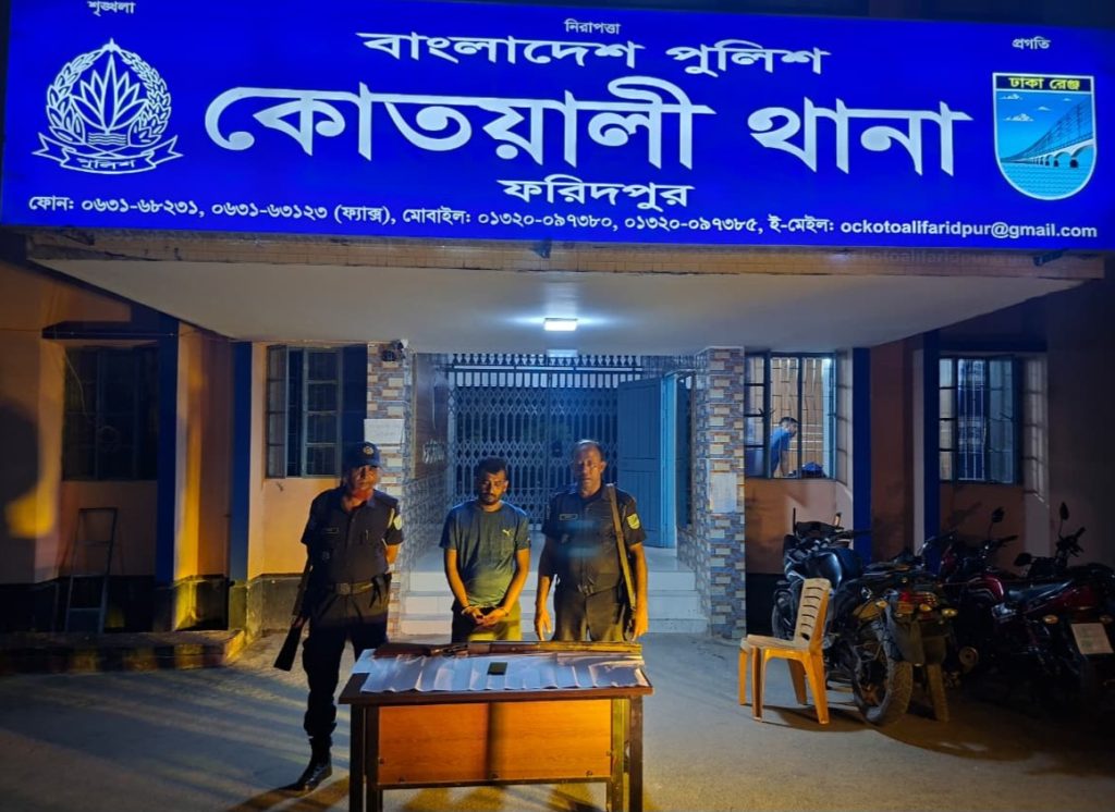 অস্ত্রসহ স্বেচ্ছাসেবক দল নেতাকে গ্রেফতার করেছে যৌথবাহিনী
