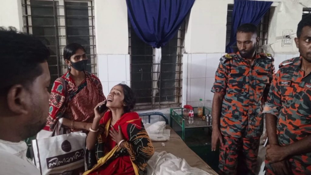 পদ্মায় স্পিডবোটের তলা ফেটে পানিতে ডুবে গৃহবধুর মৃত্যু, আহত ৮