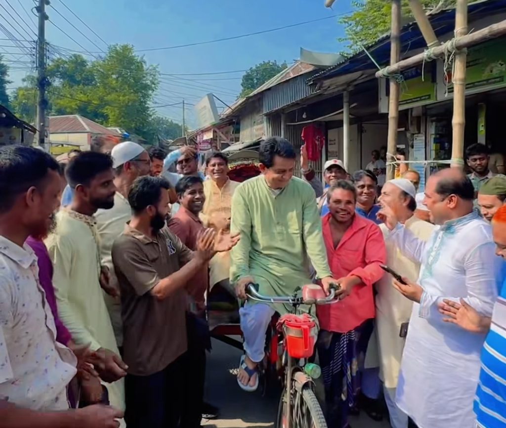 যাত্রী নিয়ে রিক্সা চালিয়ে ভোটের মাঠে শিল্পপতি এ.কে আজাদ