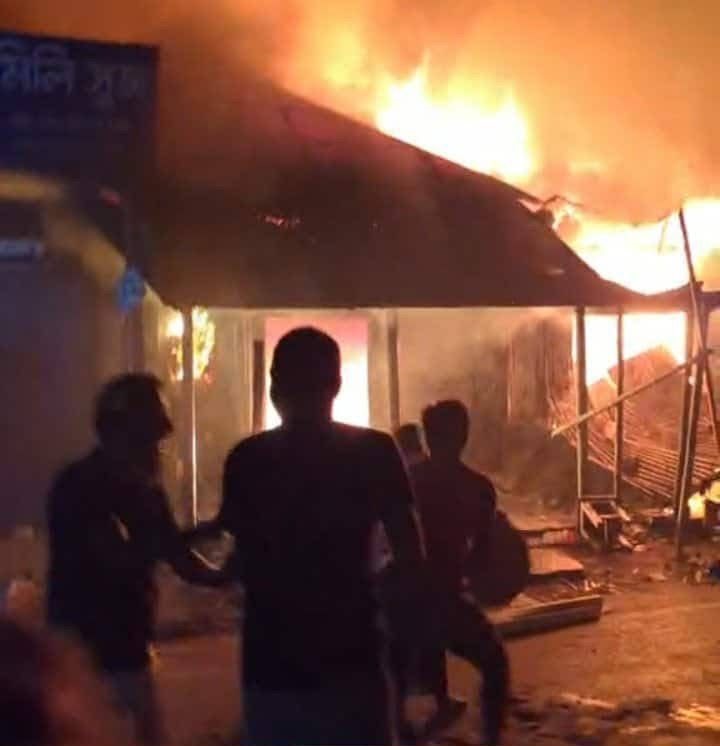কাদিরদী বাজারে অগ্নিকান্ডে ১৭টি দোকান পুড়ে ছাই