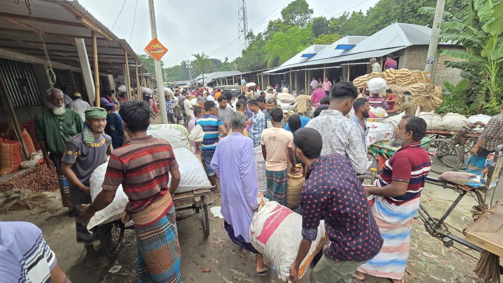 ফরিদপুরের বাজারে পেঁয়াজের সরবরাহ কমায়, বেড়েছে দর