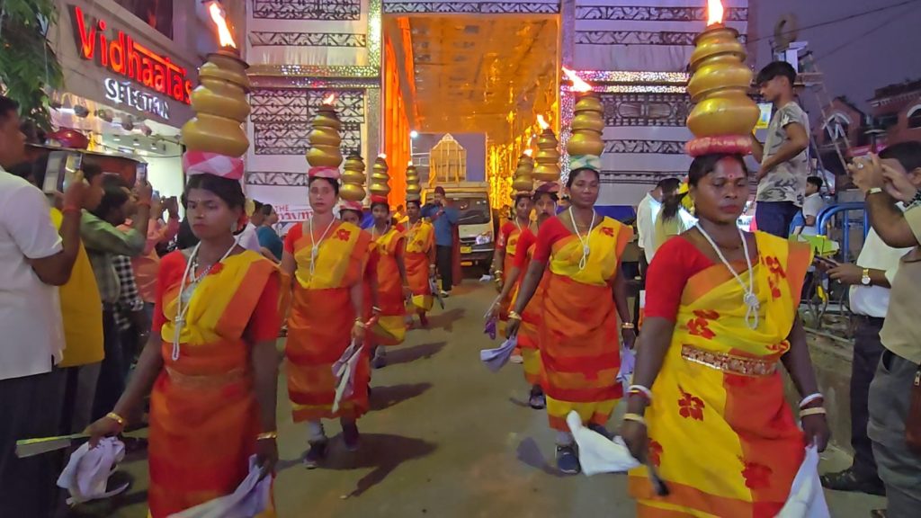 কোলকাতার দীপাবলিতে পূজার বিসর্জন র ্যালীতে বিভিন্ন পেশার মানুষ অংশ নেন।