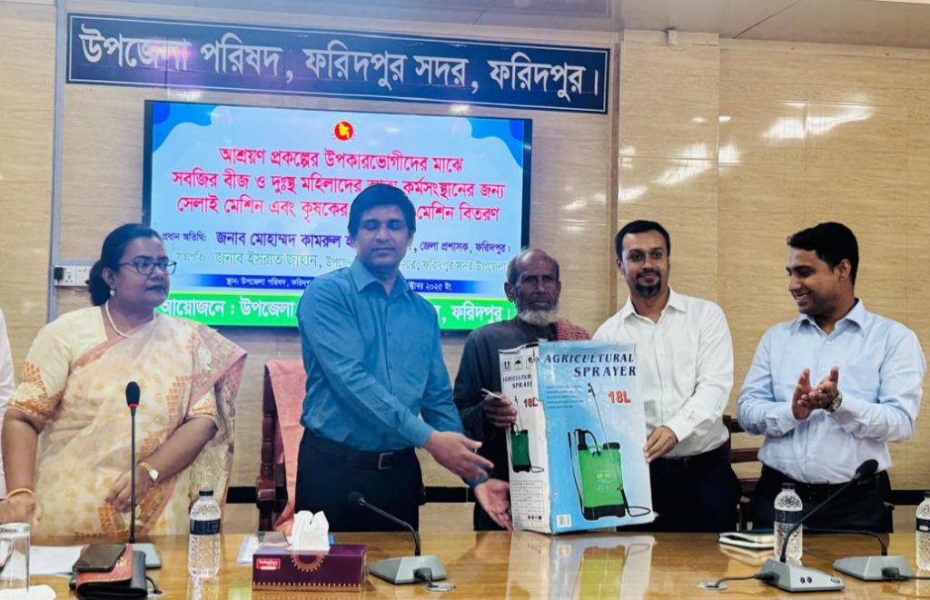 ফরিদপুরে ডিজিটাল সম্মেলন কক্ষ ও সুবিধা ভোগীদের সরঞ্জাম দিলেন ডিসি