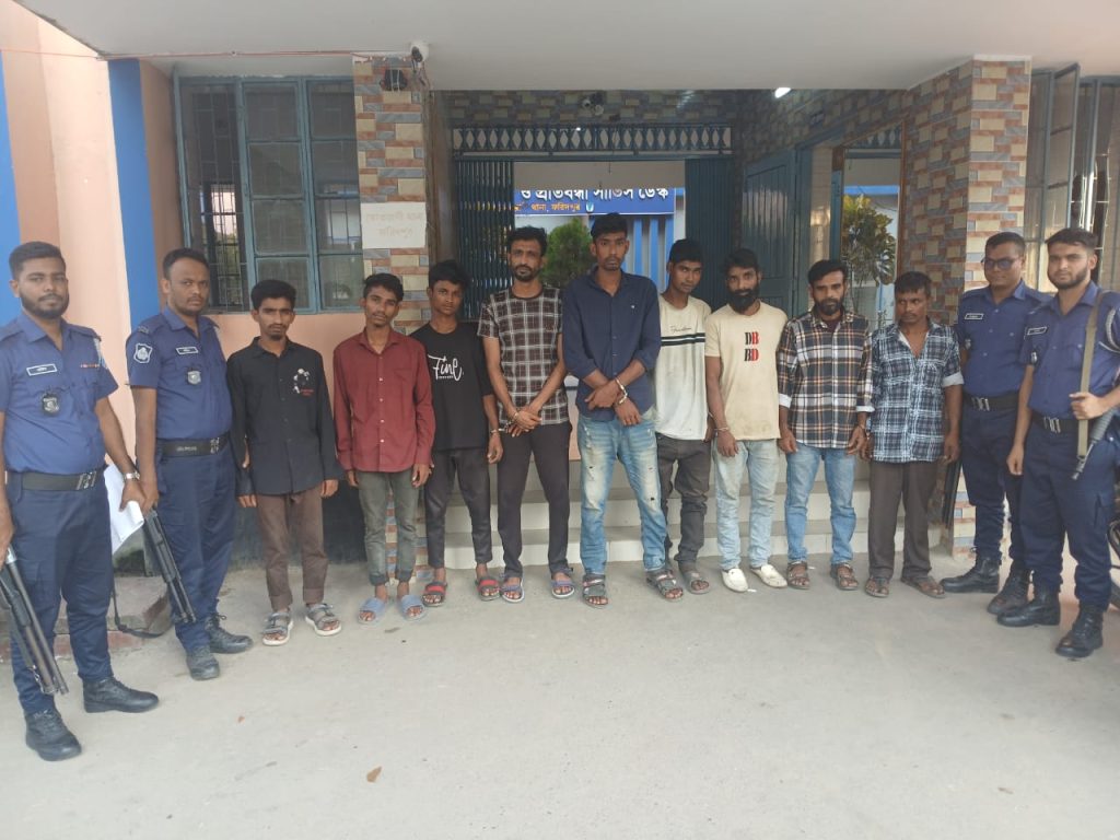ফরিদপুরে পুলিশের বিশেষ অভিযান ৮ ছিনতাইকারী গ্রেপ্তার