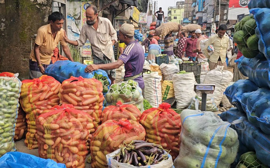 শীতের আগমনেও কমছে না সবজির বাজার