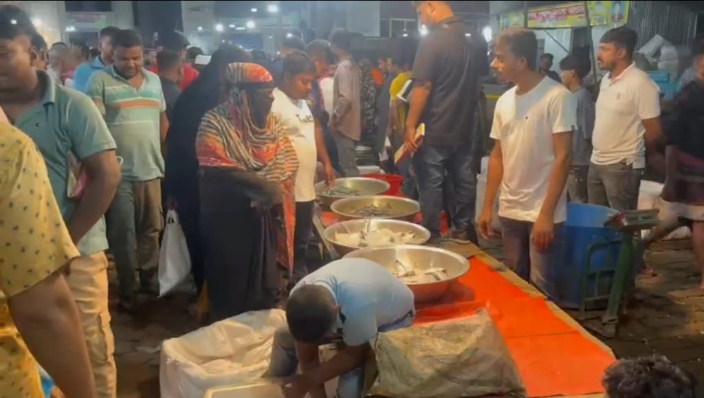 ফরিদপুরের রাতের ইলিশ মাছের মেলা বিক্রি ১০০ টন, ক্রেতাদের ঢল