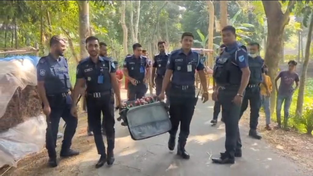 ভাঙ্গায় লাগেজভর্তি পেট্রোলবোমা উদ্ধার