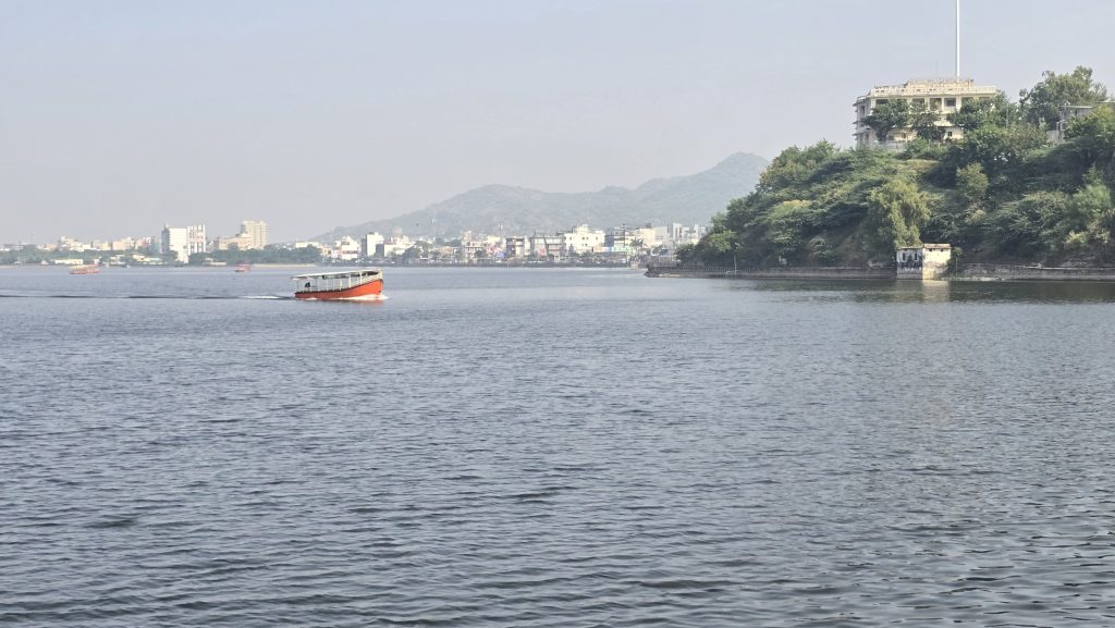 ভারতের রাজস্থানে অবস্থিত আনা সাগর হ্রদ, এটি পর্যটকদের জন্য চমৎকার দর্শনীয় স্থান