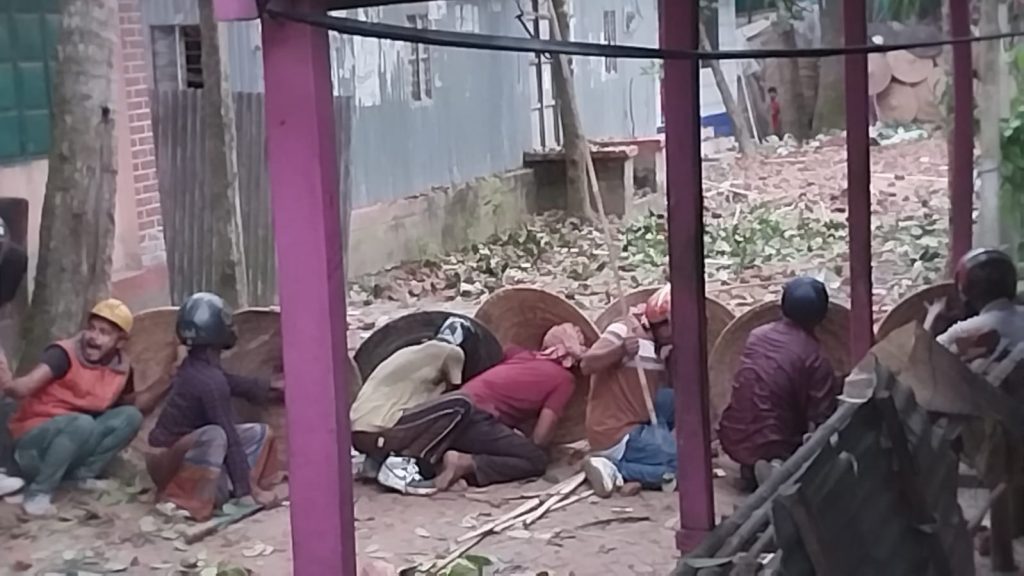 ভাঙ্গায় দুই গ্রামবাসী হেলমেট পরে সংঘর্ষ, আহত অন্তত ২৫ ,বাড়িঘর ভাঙচুর ও লুটপাট