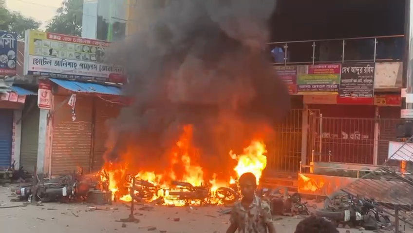 বিএনপির দুই পক্ষের সংঘর্ষে রণক্ষেত্র, দোকান ভাঙ্গচুর, দলীয় কার্যালয় ও মোটরসাইকেলে আগুন
