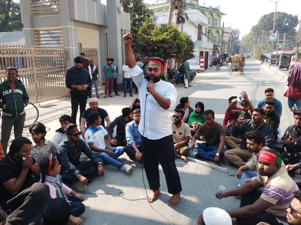 হাদির হত্যাকারীদের গ্রেফতার ও শাস্তির দাবীতে ফরিদপুরে বিক্ষোভ