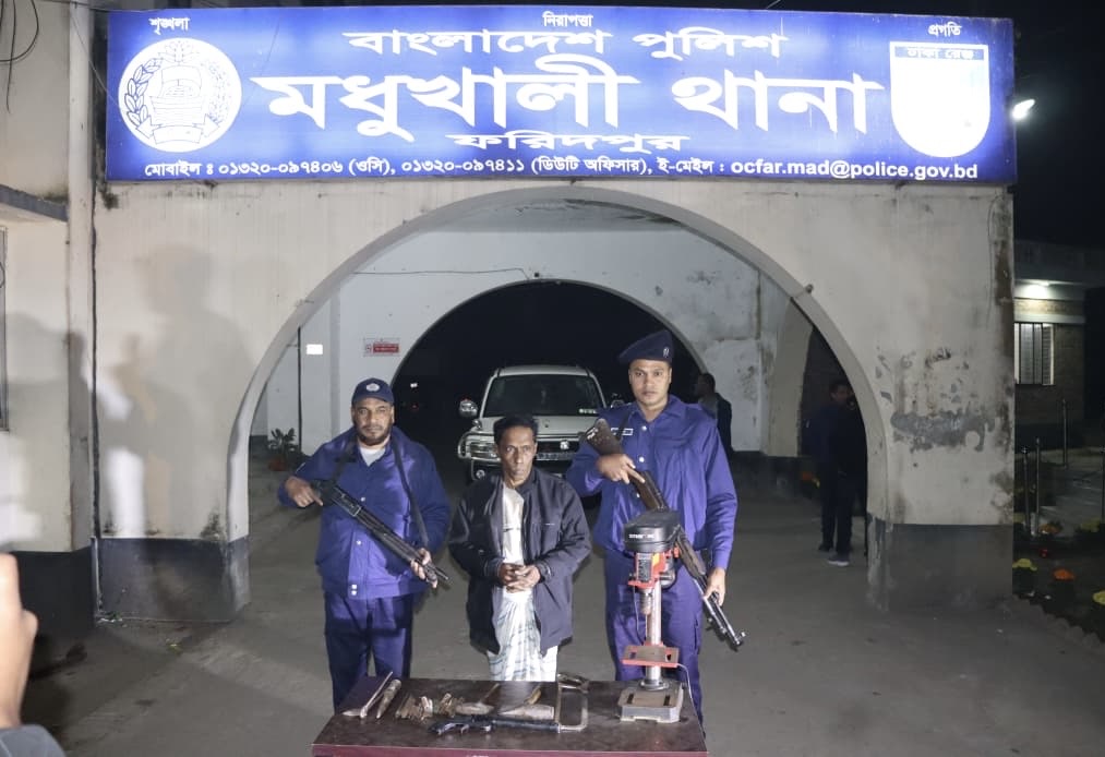 মধুখালীতে অস্ত্র তৈরির কারখানায় সেনা অভিযানে অস্ত্র ও সরঞ্জাম উদ্ধার, আটক ১