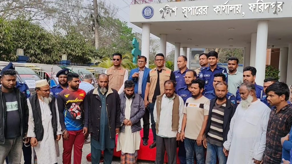 ফরিদপুরে ১৮ ইজিবাইক উদ্ধার, গ্রেপ্তার ১২