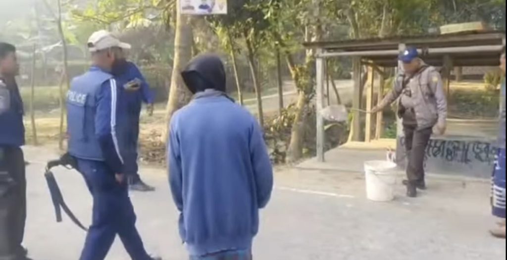 ফরিদপুর-১ আসনের ডুমাইন ভোট কেন্দ্রের পাশে বোমা সাদৃশ্য বস্তু উদ্ধার