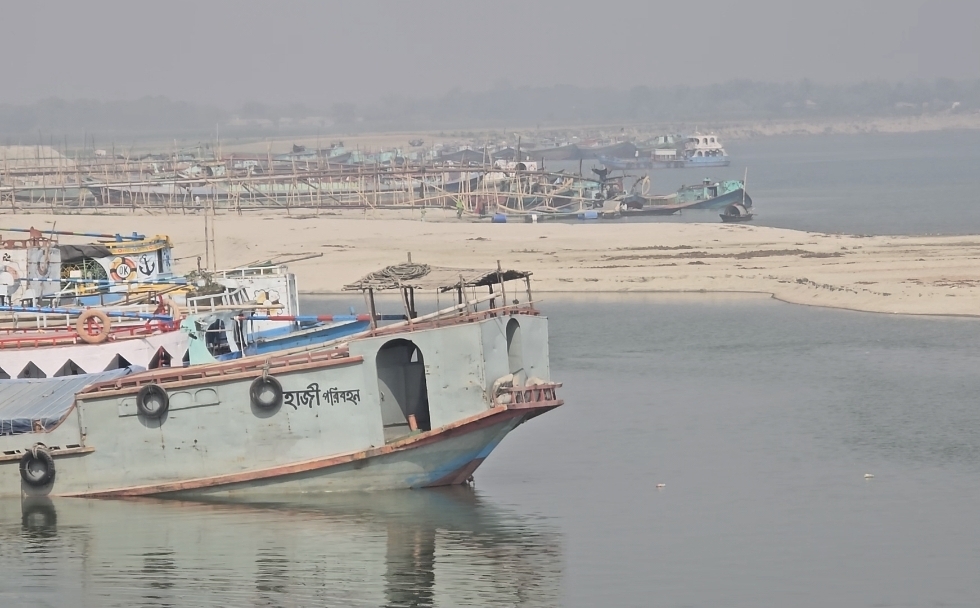 ফরিদপুরের নদীবন্দর বিপর্যস্ত,বাণিজ্যে পড়ছে বড় প্রভাব