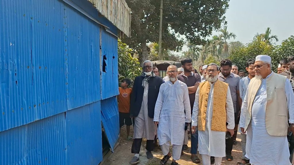 জামায়াত কর্মীদের দোকান বাড়িতে হামলা ভাংচুর : আহত-৩