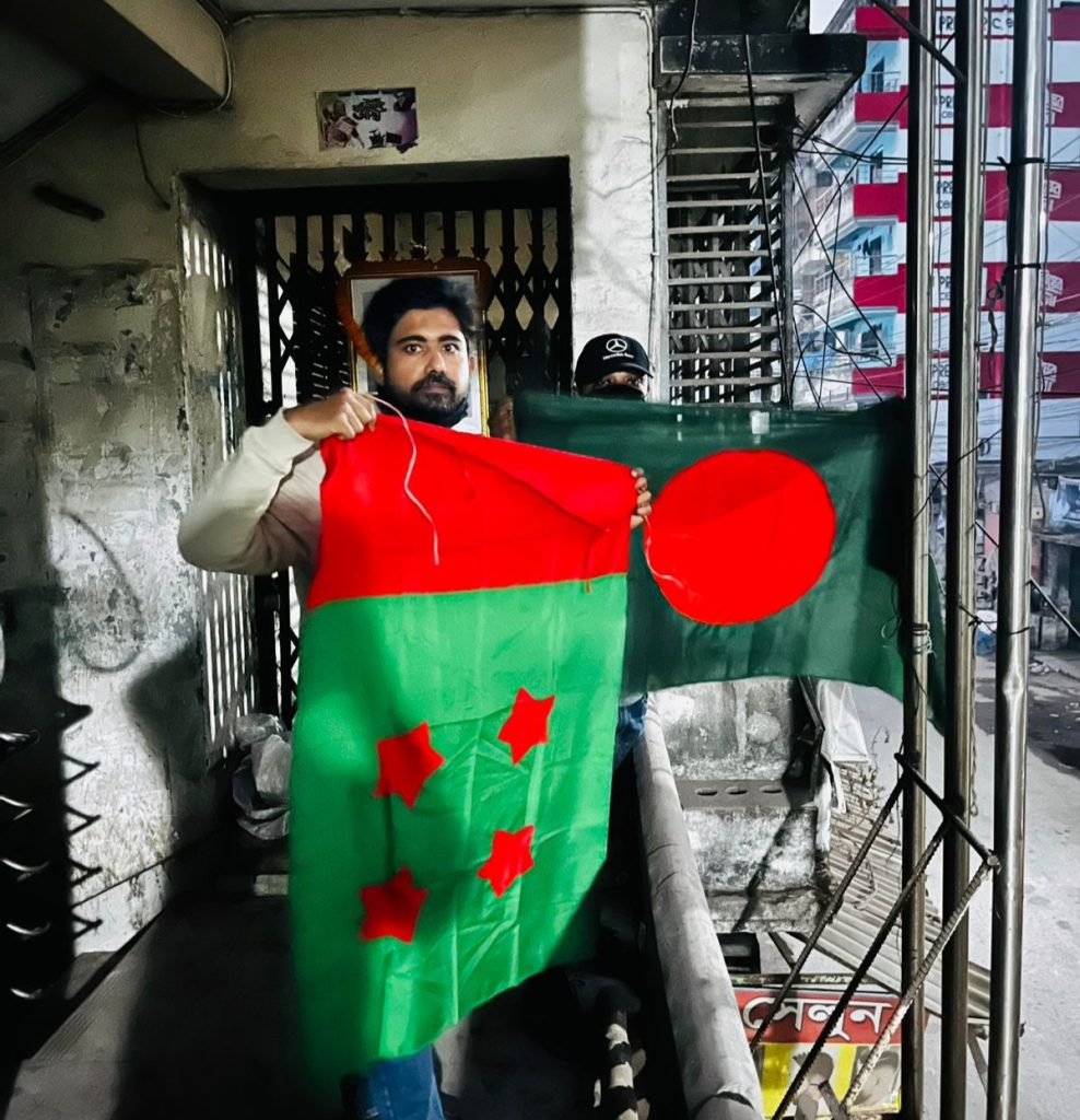 মার্চের প্রথম দিনে ফরিদপুর পৌর আ.লীগ কার্যালয়ে জাতীয় ও দলীয় পতাকা উত্তোলন,পরে ফ্লাগ ইস্টার্ন ভেঙ্গে দিল ছাত্রদল