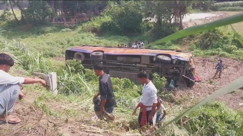 বাস-পিকআপের সংঘর্ষে দুই ব্যবসায়ী নিহত