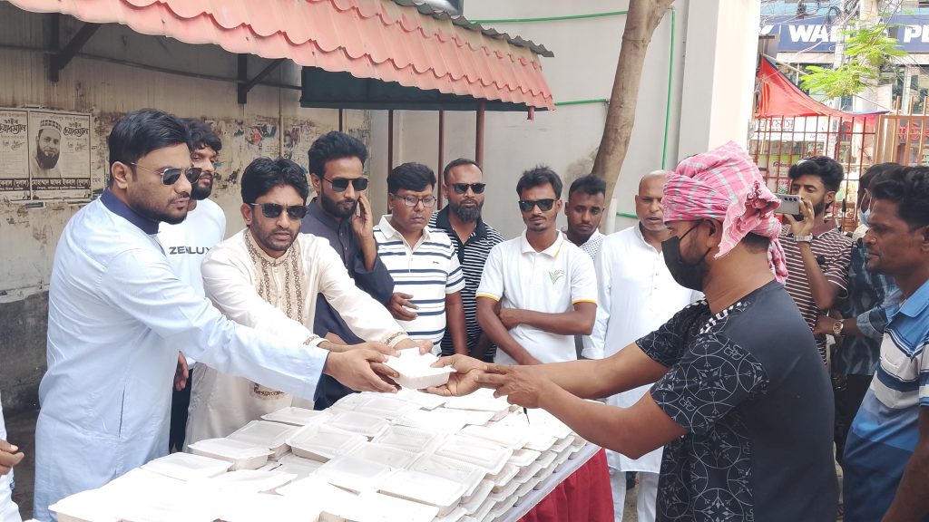 ফরিদপুরে স্বেচ্ছাসেবক দলের খাবার বিতরণ