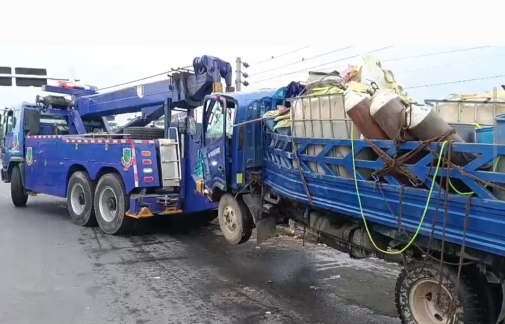 ভাঙ্গায় এক্সপ্রেসওয়েতে চলন্ত ট্রাকের পেছনে আরেক ট্রাকের ধাক্কা, নিহত-২