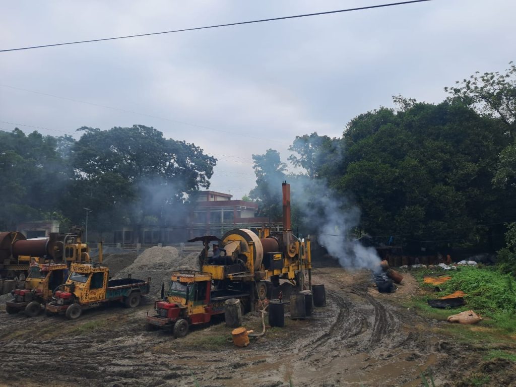 স্কুলের সামনে বিটুমিন পোড়ানোর চুল্লি,ব্যাহত পাঠদান