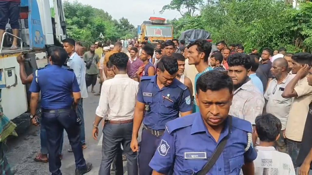 দুই যাত্রীবাহী বাসের মুখোমুখি সংঘর্ষ, আহত অন্তত ২০