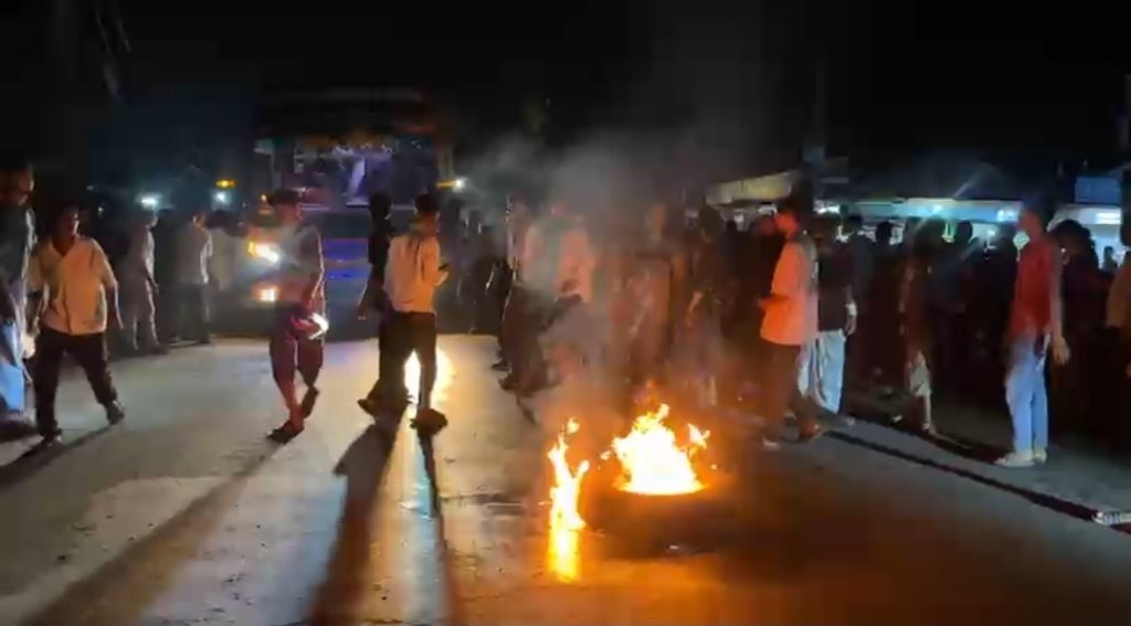যাত্রীবাহী বাস-মোটরসাইকেলের মুখোমুখি সংঘর্ষে দুই যুবক নিহত