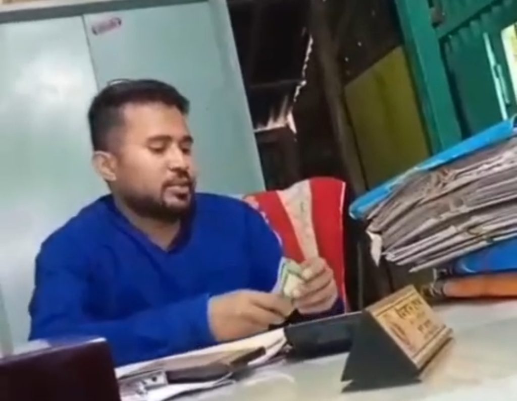 বোয়ালমারীতে ইউনিয়ন ভূমি উপ সহকারীকে ঘুষ নেওয়ায় সাময়িক বরখাস্ত