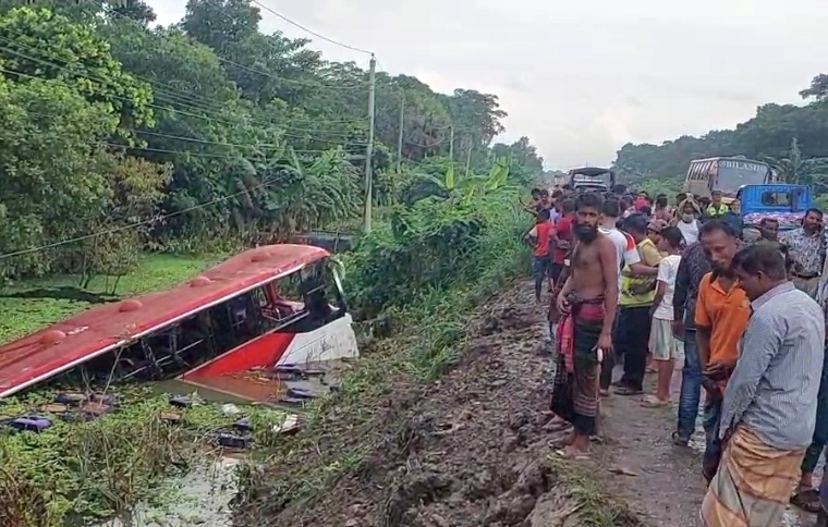 ভাঙ্গায় যাত্রীবাহী বাস নিয়ন্ত্রণ হারিয়ে পানিতে, আহত- ২৫