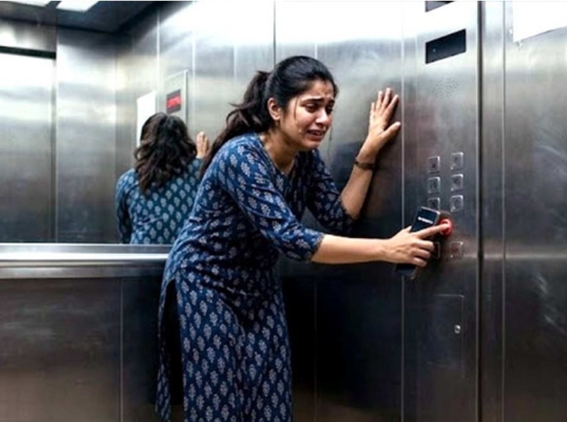 হঠাৎ লিফট বন্ধ হলে কী করবেন?