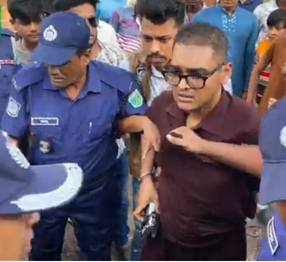 বিমানমন্ত্রী ও হুইপের অনুষ্ঠানে পিস্তলসহ যুবক আটক