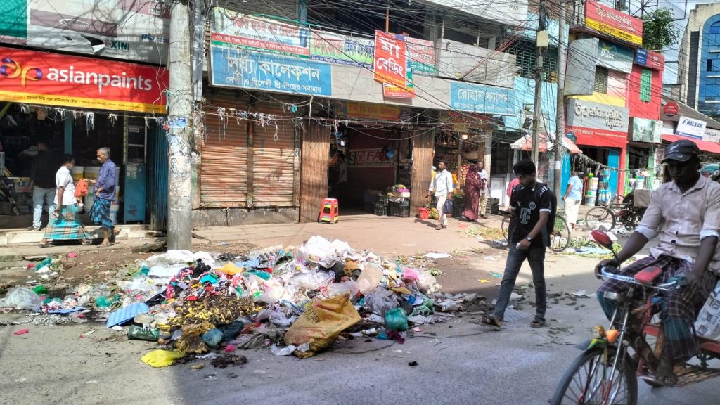 পৌরসভাচালককে মারধোরের প্রতিবাদে বাজার এলাকার ময়লা নেওয়া বন্ধ