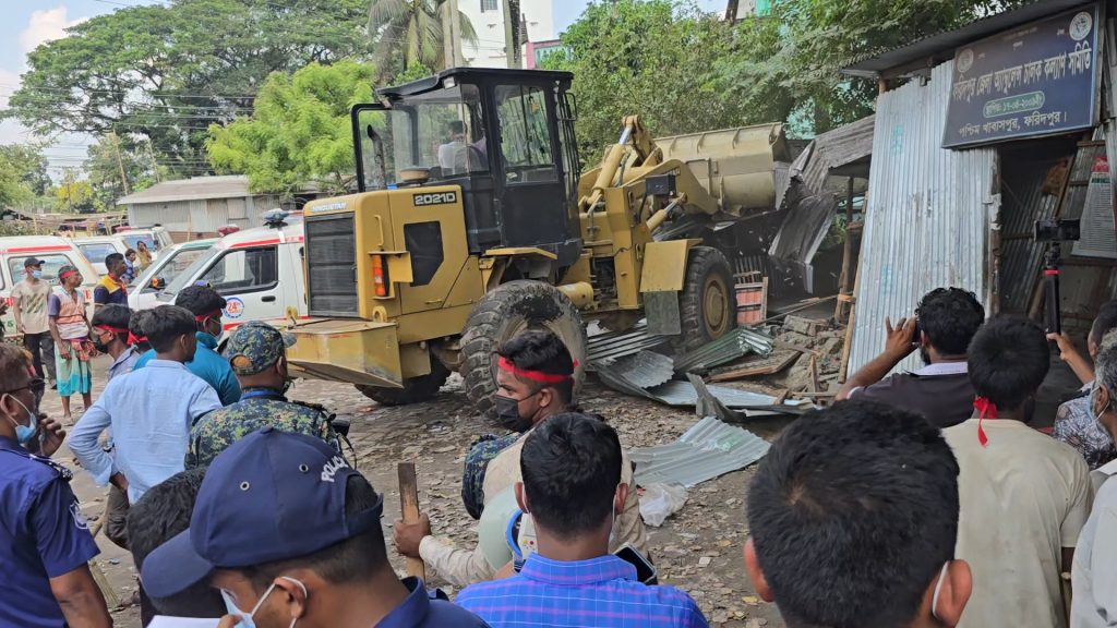 ভেঙে দেওয়া হলো দুই শতাধিক অবৈধ স্থাপনা