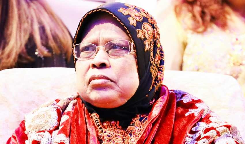 মায়ের শেষ বিদায়ে আবেগাপ্লুত রূপায়ণ গ্রুপ চেয়ারম্যান