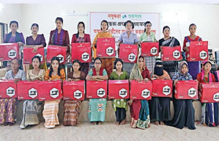 পাহাড়ের অসচ্ছল নারীদের পাশে বসুন্ধরা, হাতে উঠল সেলাই মেশিন