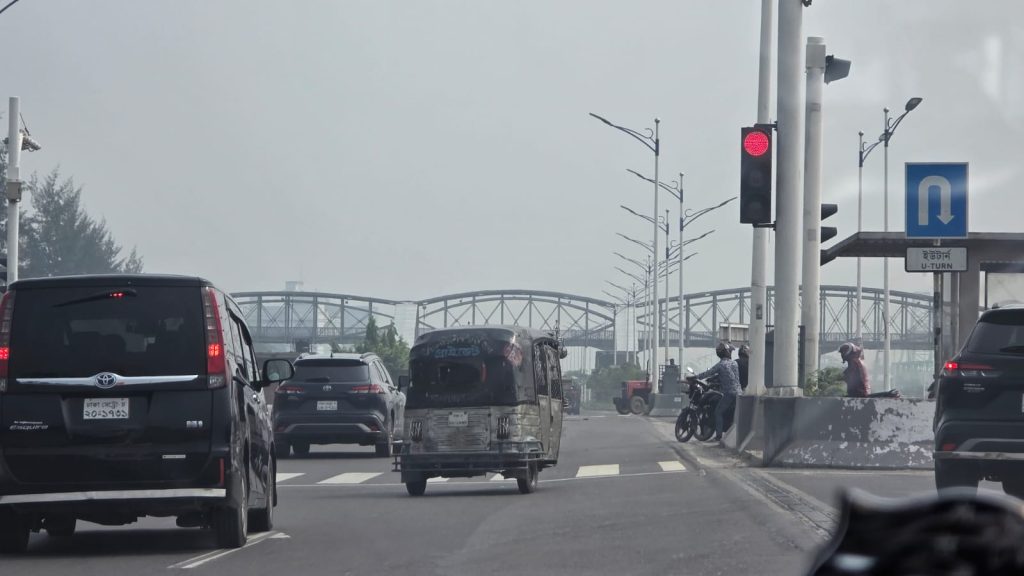 বসুন্ধরায় জ্বালানি অবকাঠামো ঘাটতি, বাড়ছে যানবাহনের চাপ