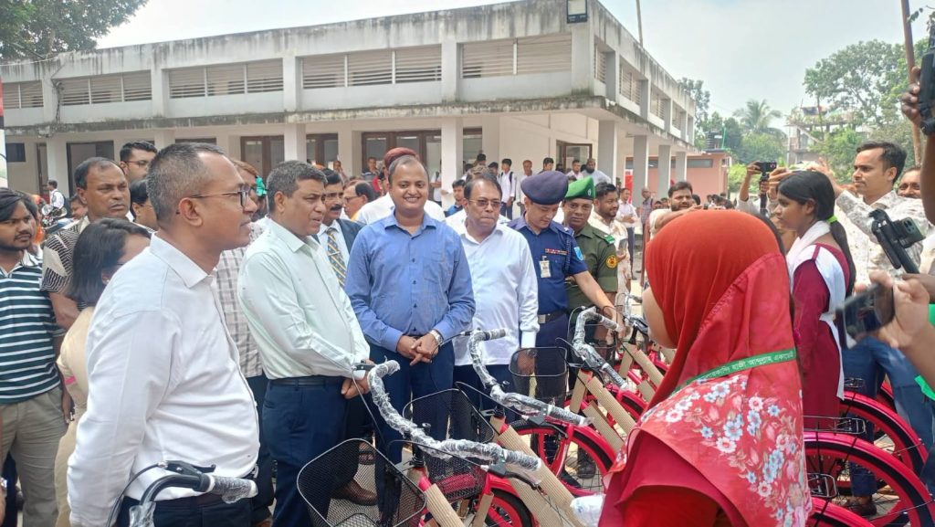 ঢাকা বিভাগীয় কমিশনারের হাত থেকে শিক্ষার্থীরা পেলো পিংক বাইসাইকেল